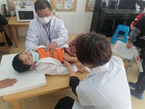 健康体检呵护成长凌民幼儿园开展六一体检活动