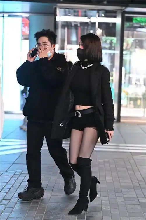 黑色丝袜搭配长靴,春天可以尝试的搭配风格,喜欢大人还不少_款式_美女
