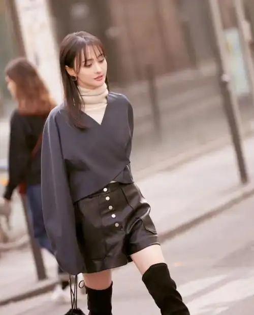 郑爽穿迷你皮裙过膝长靴,配色简约清爽,却也不失初秋的温暖感