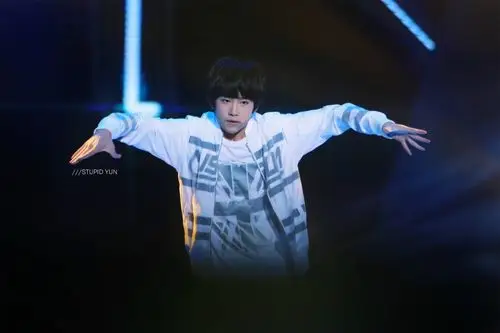 tfboys易烊千玺 150413 第15届音乐风云榜 高清 cr.logo 舞担