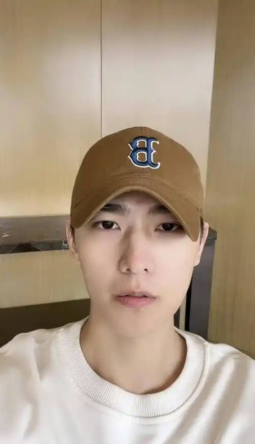 原创杨洋素颜直播状态太好了白色卫衣戴棒球帽笑起来少年感十足