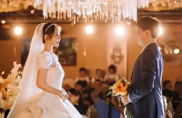 李现白怎么也没想到,岳父岳母会在婚礼上拉着母亲的手痛哭流涕.