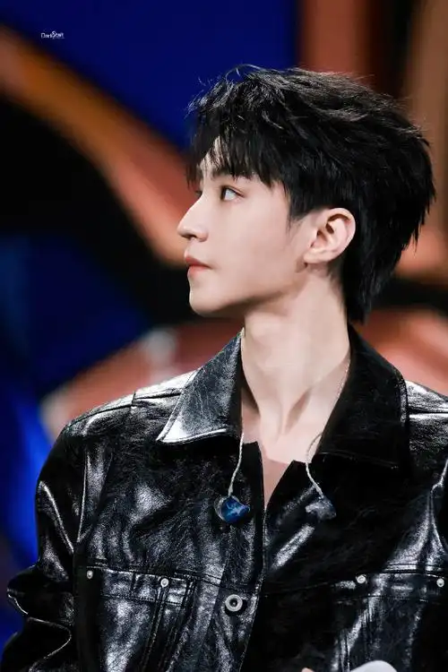 有谁能拒绝打电竞的王俊凯呢