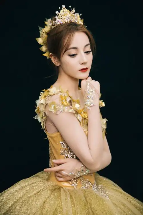 简介:迪丽热巴芭蕾女孩唯美写真图片,分享一组迪丽热巴图片给大家,图