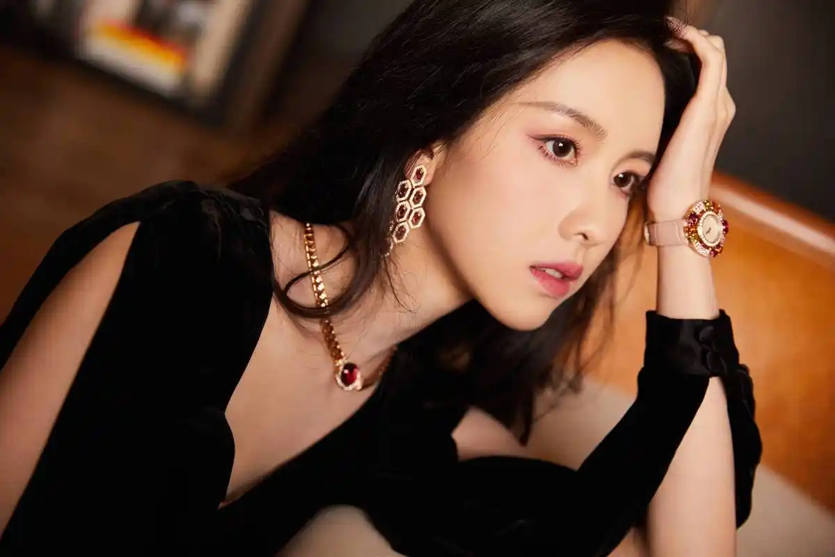 陈都灵穿深v礼服出席活动 曲线窈窕妩媚动人  陈都灵工作室晒出一组