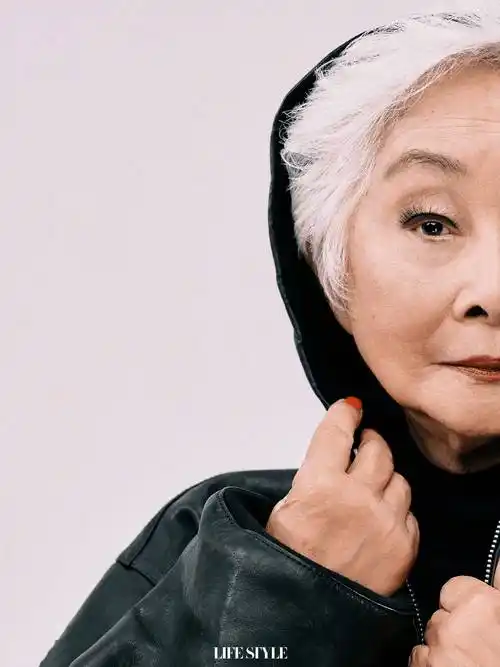 97岁卢燕最新杂志封面,穿蓝色皮草雍容华贵,尽显东方韵味