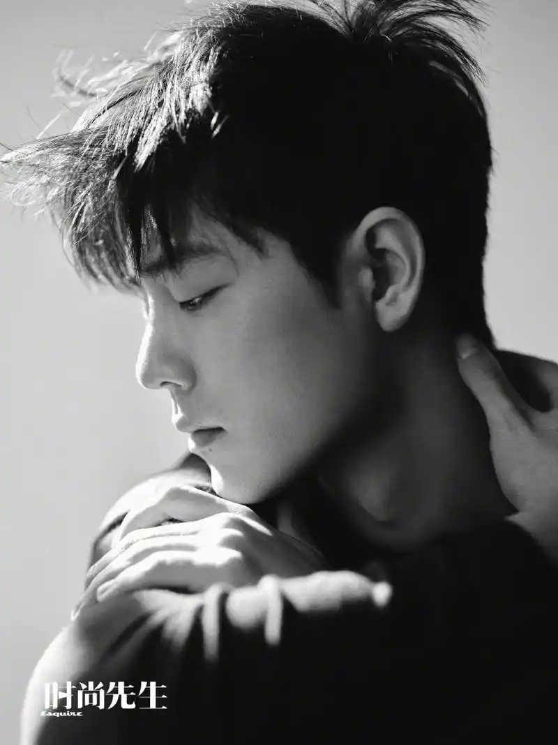 肖战时尚先生四月刊封面,黑白大片尽显深沉典雅,展露出居家的柔软一面