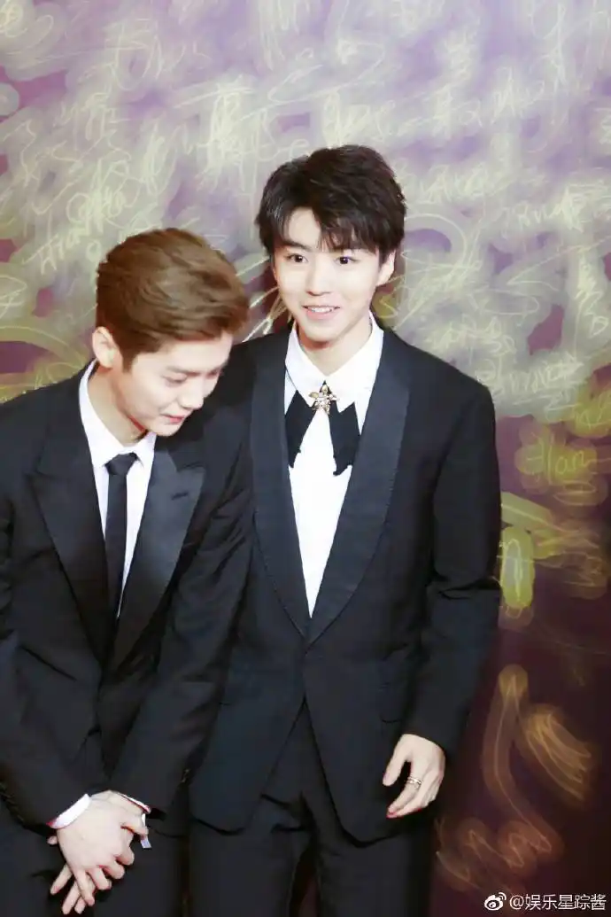 鹿晗tfboys鹿晗王俊凯同框合照,易烊千玺给鹿晗拍照,王源回头跟鹿晗