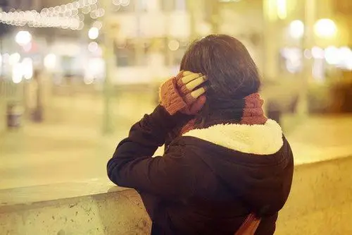 留下一个孤单背影的唯美文艺风女生街拍摄影美图