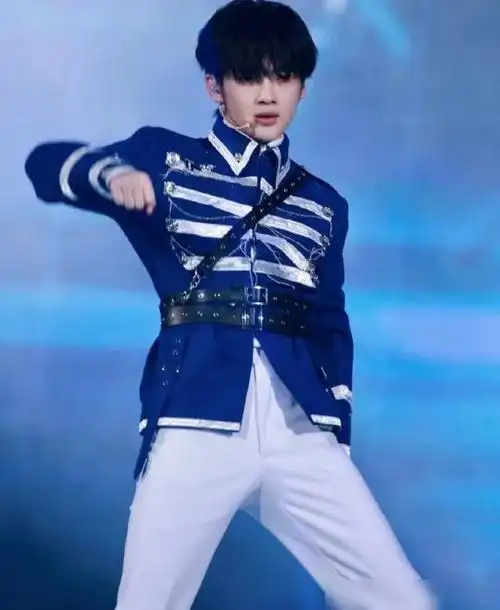 r1se周震南回归首秀私服:八千元毛衣一万元皮鞋,裤子