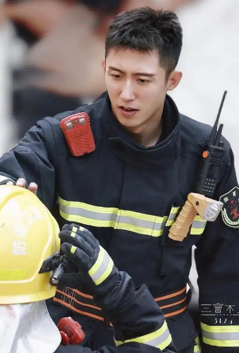 听说这是个在娱乐圈服兵役的男人,不得不说,黄景瑜穿军装真的好帅