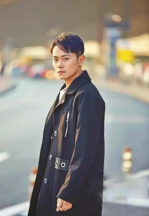 30岁曹骏与30岁释小龙近况,一个靠女友养活,一个连成龙都惹不起_身体