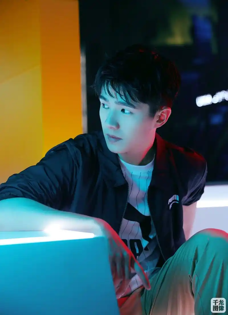 刘昊然演绎潮酷运动风打破世界无聊规则