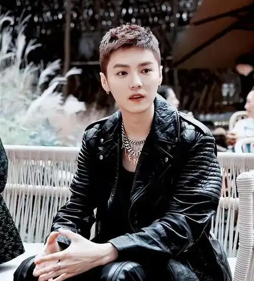 勇敢尝试!鹿晗换寸头亮相gucci大秀,成熟魅力尽显!