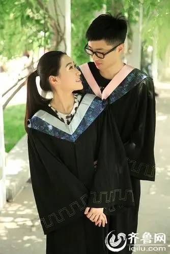 大四学生拍情侣毕业照见证校园爱情