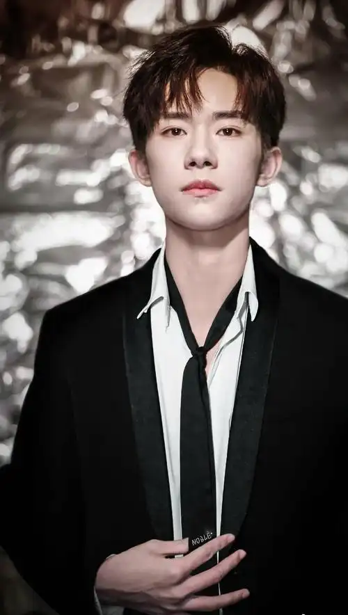 易烊千玺ins更新了! 这次是因为熬夜通宵工作! 大佬注意休息!