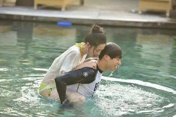 李沁为何还单身?看到她和魏大勋的泳装照后,网友:一般人不敢娶