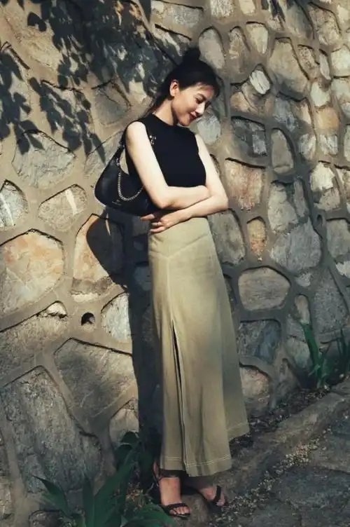 氛围感满满!高圆圆夏日随拍气质佳