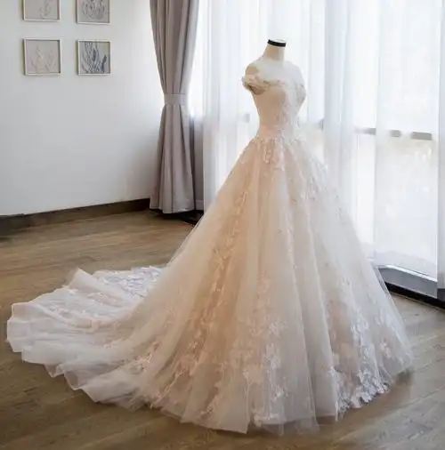 该商品选自北京地区的淘宝集市"we eden婚纱礼服高级定制",所属主分类