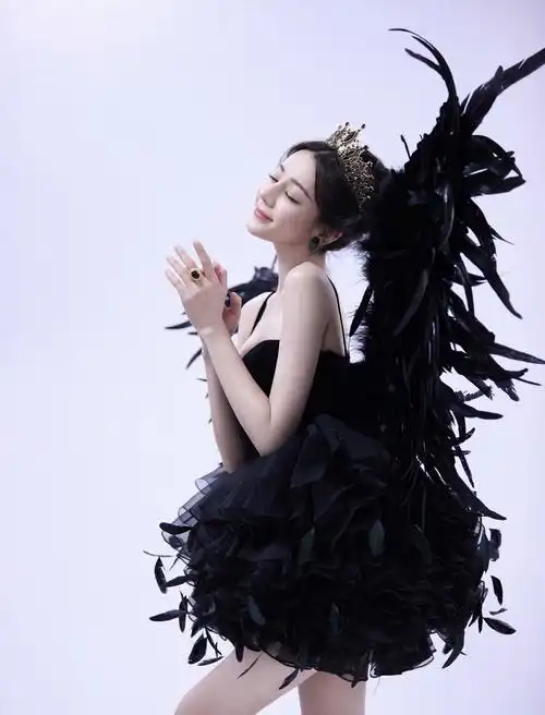 迪丽热巴# 的黑色长发和金色皇冠更是增添了整体的华丽感,仿佛是