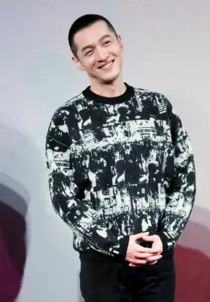 为什么朱亚文才35岁戴了帽子却显老像靳东这样就很好