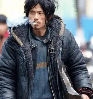 在8年之前,犀利哥因为造型独特,而长相又酷似郭富城,因而被人拍下照片