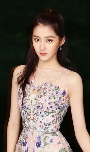 90后人气小花旦关晓彤写真,美如白雪公主!