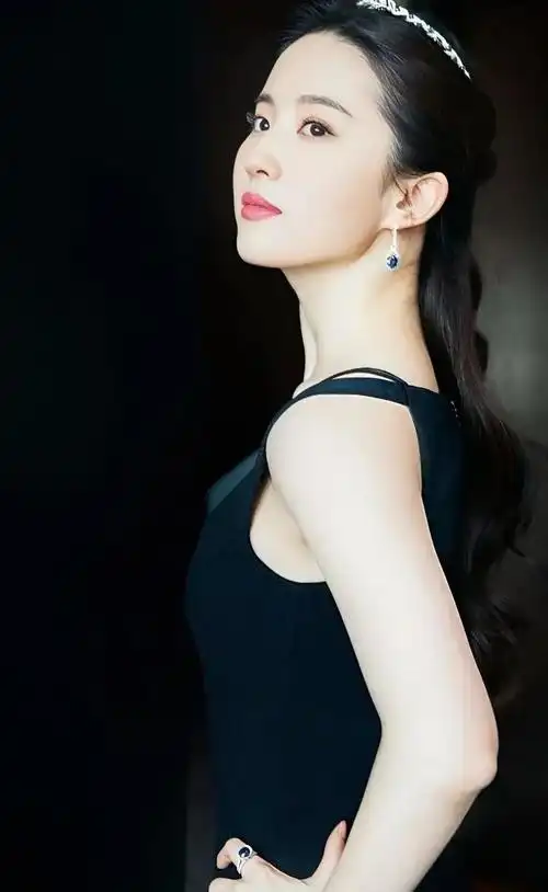 标题:《刘亦菲:美貌与实力并存的时尚健康典范》导语:刘亦菲,这个备受