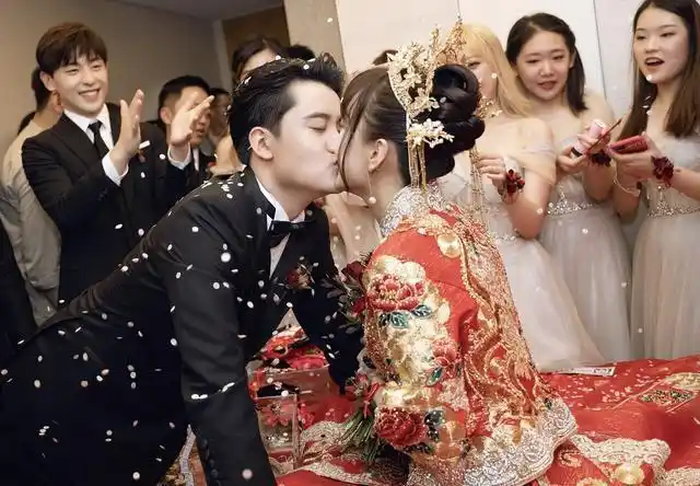 邓伦当伴郎高清照曝光婚礼上哭成泪人拿纸巾擦眼泪变小哭包