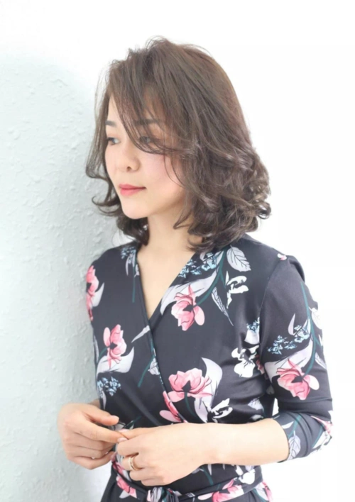 50岁的女人圆脸适合什么发型优质,原创女人过了50岁就剪这几款发型轻