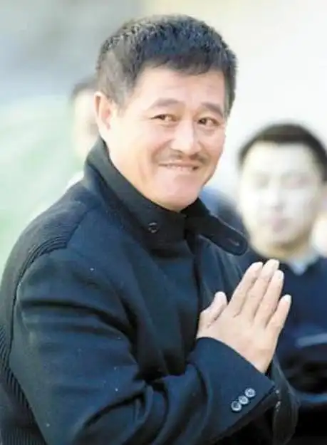 1991年倪萍采访赵本山询问真实年龄,赵本山扯了扯衣领满脸青涩