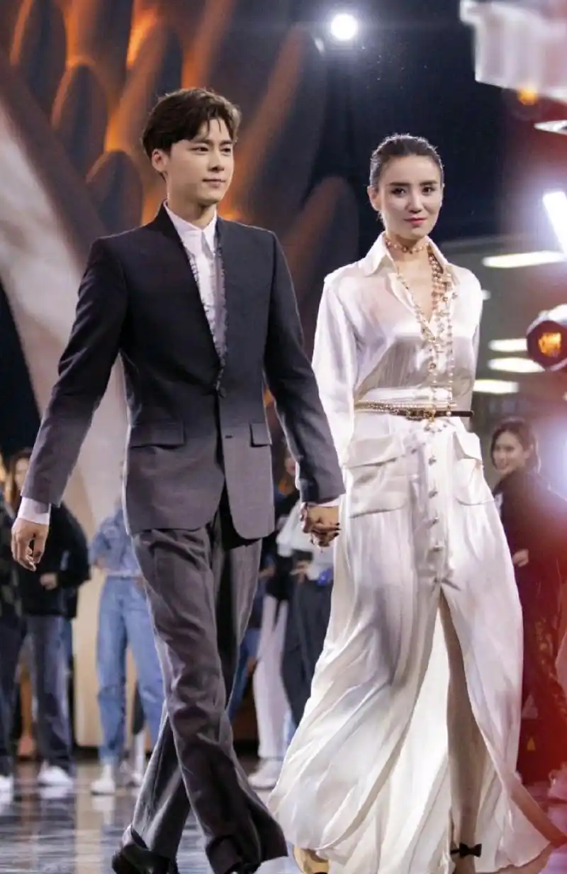 李易峰宋佳豪门姐弟俩人六亲不认的步伐中都能透出那种自信的气质和