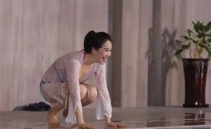 "氧气美女"左小青身材太毒,看见她穿泳衣的样子,心都跟着颤了_瞬间_面