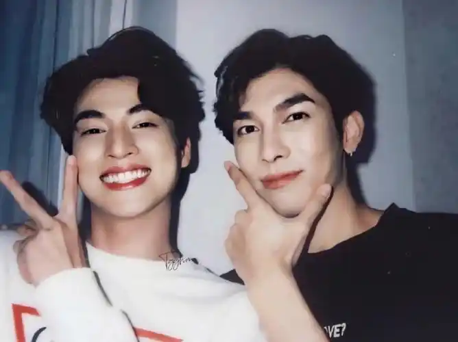 超有氛围感的一组图,双方关系的打分永远是8分,这样才能一直相爱呀#缪