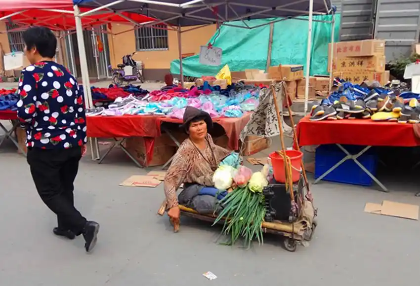 这群看似可怜兮兮的乞丐摇身一变还有专车接送