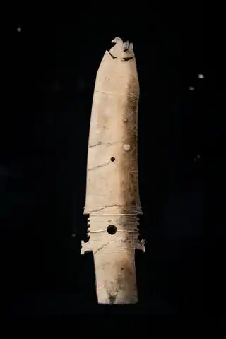 3,1986年出土于三星堆1号"祭祀坑"的玉璋.