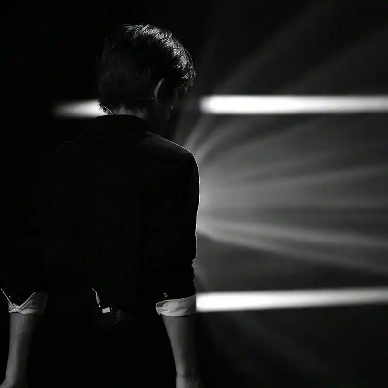 易烊千玺背影a感tfboys-易烊千玺 就是掌管氛围感的神吧,这身体线条