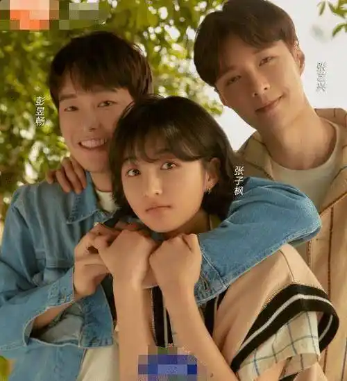 原创张子枫向往5海报和彭昱畅搂脖子捂头互动自然张艺兴避嫌太明显