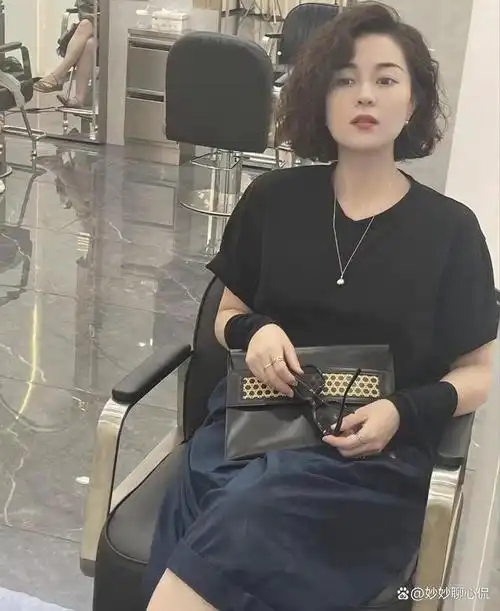 女人过了40岁,头发建议剪短,今年流行这3款酒窝发,显年轻气质