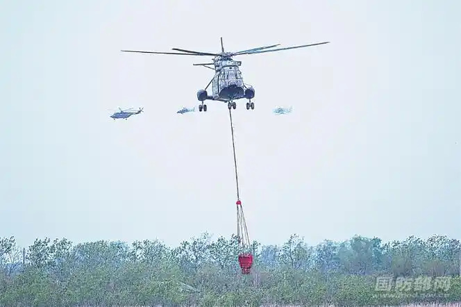 第71集团军某旅组织机外吊挂飞行训练