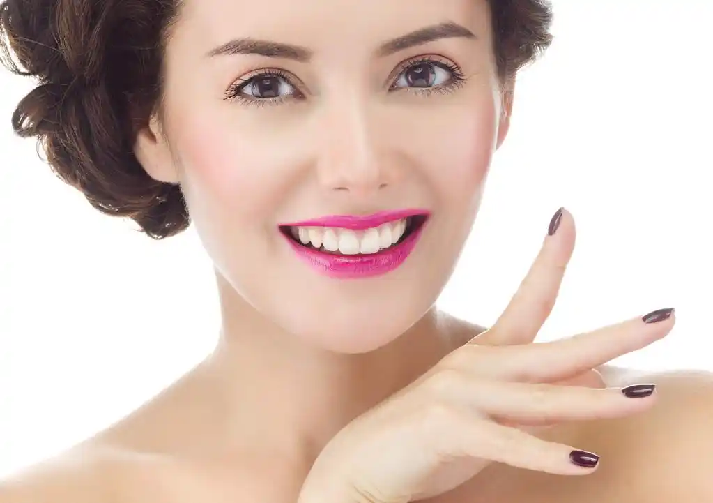 露齿的微笑脸的女人