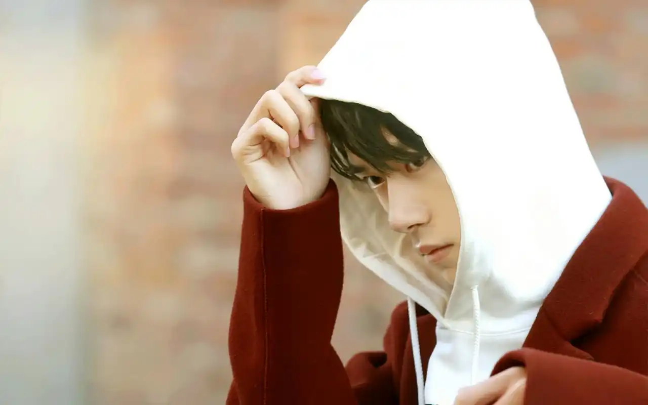 易烊千玺最新时尚街拍壁纸_新生代偶像艺人