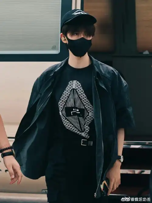 贺峻霖all black机场图##贺峻霖微博电影之夜出发路透