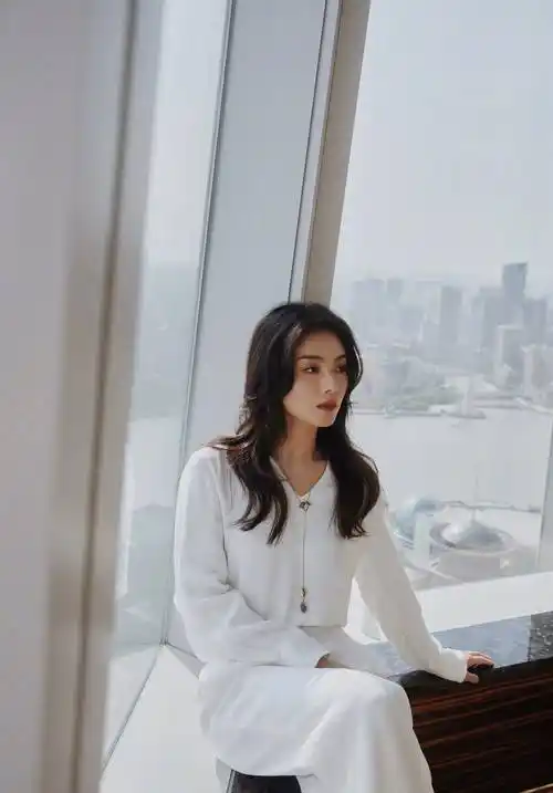 刘涛白色套装优雅生活照写真_短发_长裤_同色系