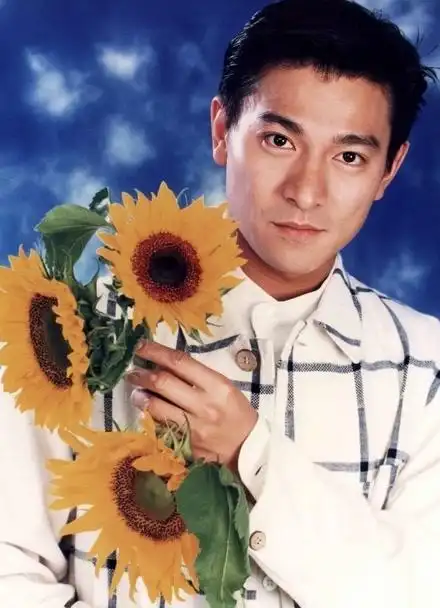 春意盎然百花盛开,刘德华相约诗情画意的春光,这是刘德华90年代写真