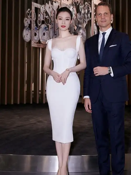 订婚白色礼服宴会轻熟明星倪妮同款修身吊带连衣裙气质小众婚礼