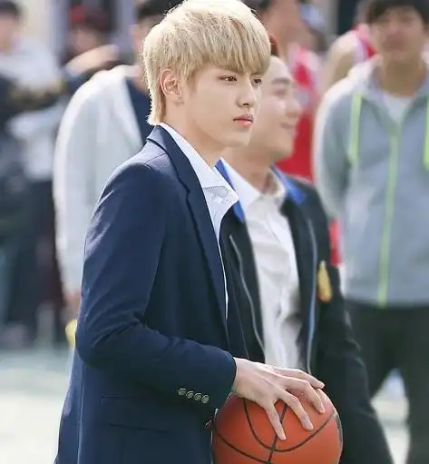 图吴亦凡初中篮球照片打篮球姿势疑似流川枫归来