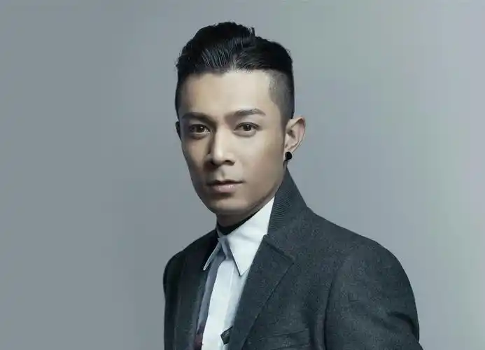 chau),1984年11月12日出生于中国香港,中国香港流行乐男歌手,词曲作者