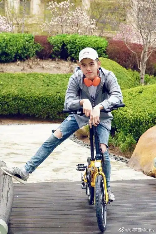 陈飞宇高中旧照#陈飞宇高中时期旧照,是喜欢打篮球的小哥哥一枚 !!