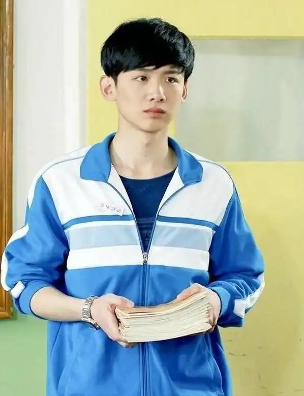 易烊千玺,这个可爱的小男神,不是装嫩,校服就是每天的日常,没有没他更